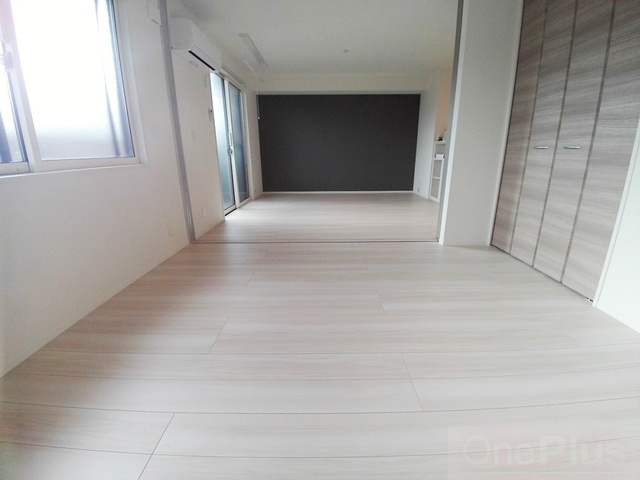 コンフォート西岡本の洋室