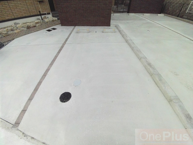 コンフォート西岡本の駐車場