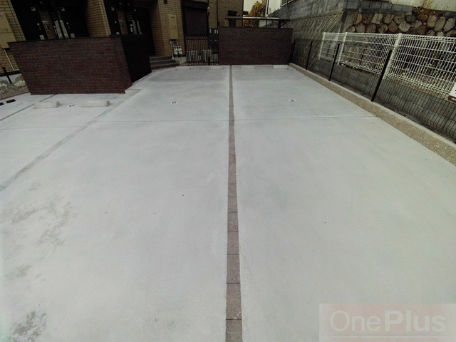 コンフォート西岡本の駐車場