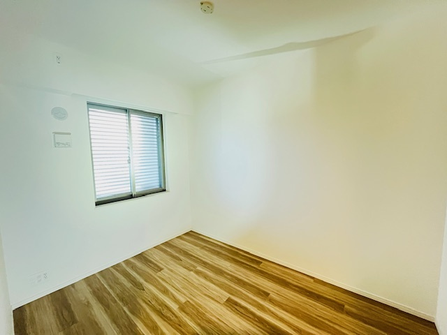 落ち着いた色調の洋室です