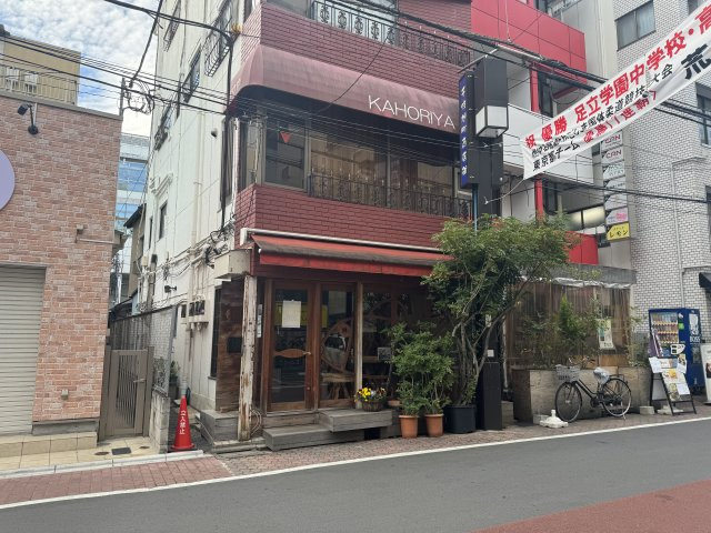 葭原ビルのエントランス