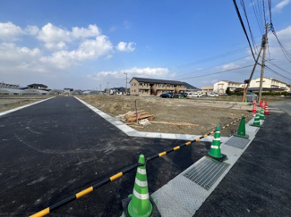 【前面道路含む現地写真】