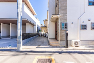 【前面道路含む現地写真】 | ロングボディ、ハイルーフ車も駐車可能な奥行きの長い駐車スペース。自転車、バイクも余裕で駐車できます。