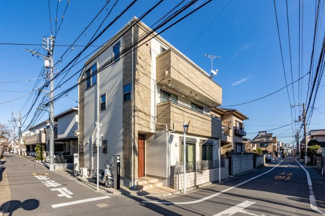 【外観】 | 南側が広い公道に面した南西角地、1年中陽当たり良好の二世帯住宅です。（冬至の日の13時に撮影）