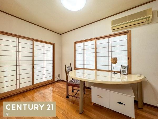 和歌山市小松原5丁目　中古戸建の洋室|【洋室】
2面採光の明るい洋室です