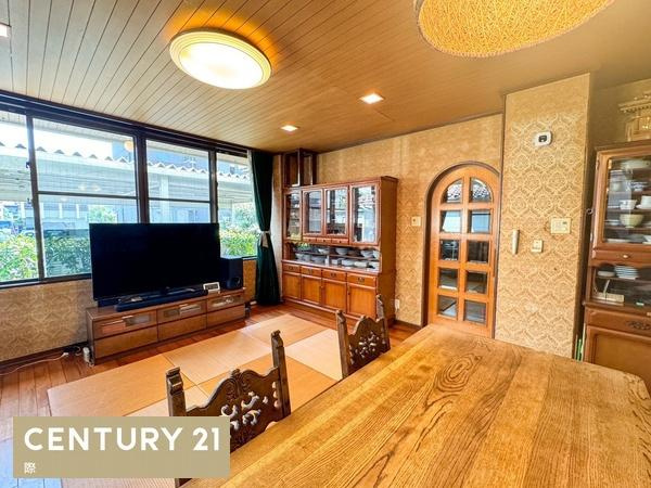 和歌山市小松原5丁目　中古戸建の居間・リビング|【リビング】
明るいリビングです