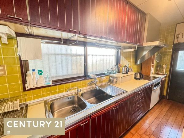 和歌山市小松原5丁目　中古戸建のキッチン|【キッチン】
収納スペース・作業スペースが広いキッチンがポイント！