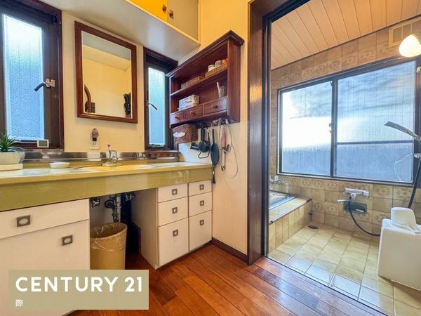 和歌山市小松原5丁目　中古戸建の浴室|【洗面所】清潔感ある洗面所
【浴室】深めの浴槽なので肩までしっかり浸かれます