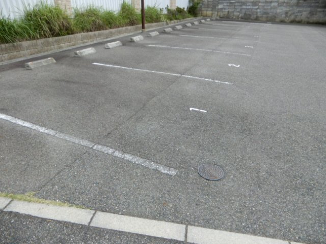 K’sウエスト神戸の駐車場