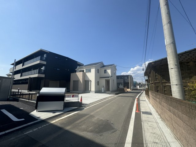 新築　前橋市青柳町23-1期　LIGNAGE　1号棟の前面道路含む現地写真|現地写真　東側接道幅員約4.5ｍ　南側接道幅員約4ｍ