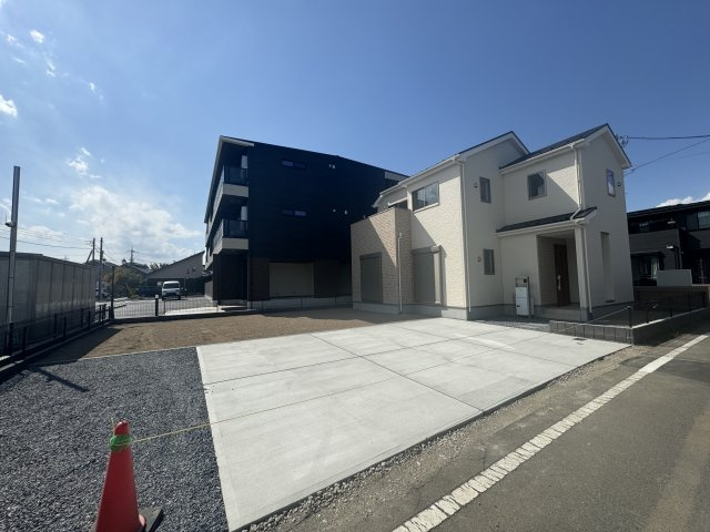 新築　前橋市青柳町23-1期　LIGNAGE　1号棟の駐車場|現地写真　駐車スペースは並列3台分可能です！

