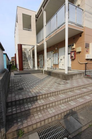 レオパレスサンプラザⅡのエントランス