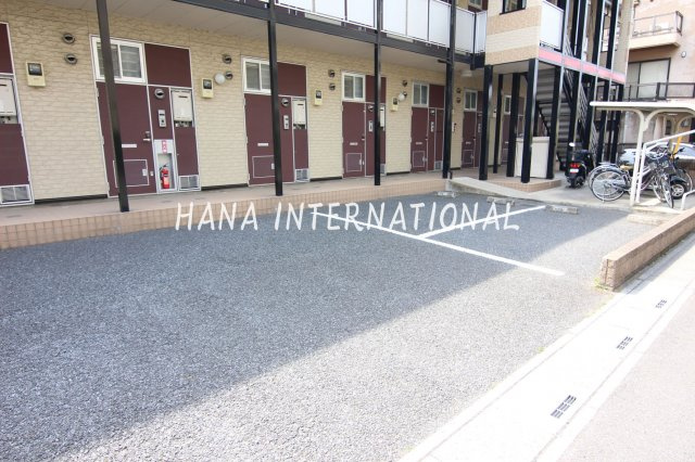レオパレスハロー越谷の駐車場