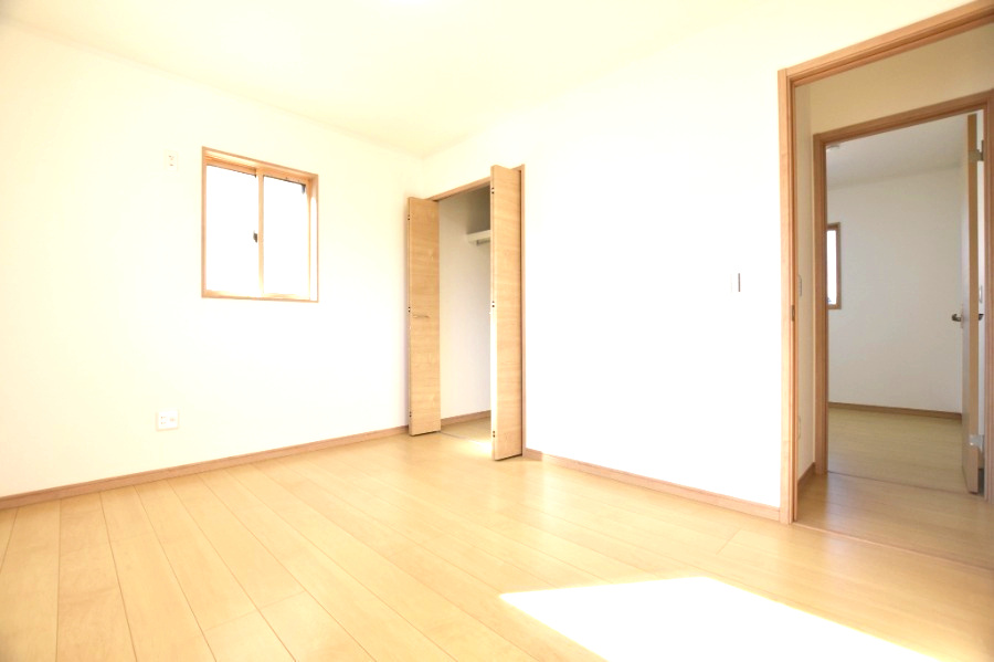 アクアタウン木戸　全３区画分譲の洋室|全居室にたっぷり収納できる大型収納を設置。窓ガラスは断熱性能や結露防止効果の高いペアガラスです。