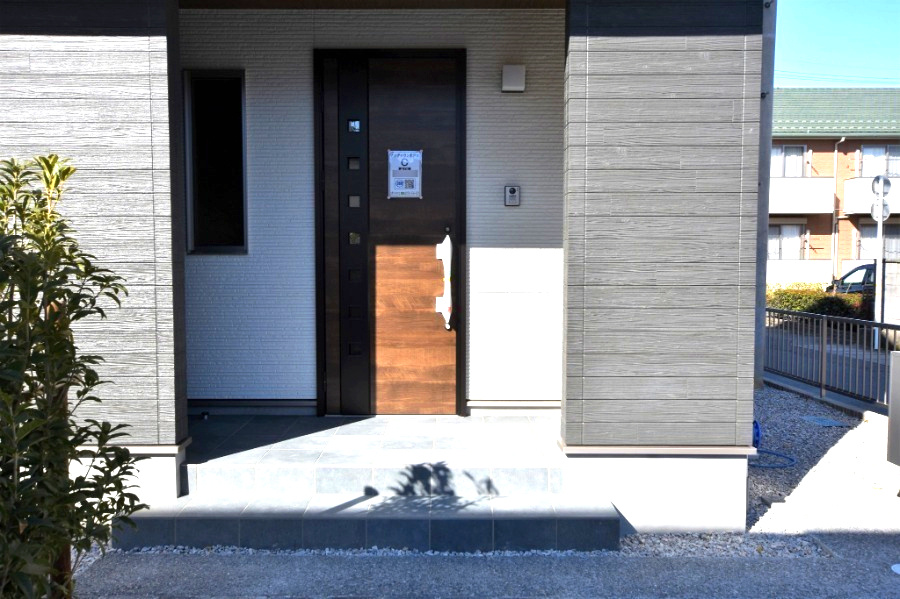 アクアタウン木戸　全３区画分譲の玄関|玄関ドアの鍵はディンプルキーと内側はサムターンキーになっており防犯性の高い仕様になっています。