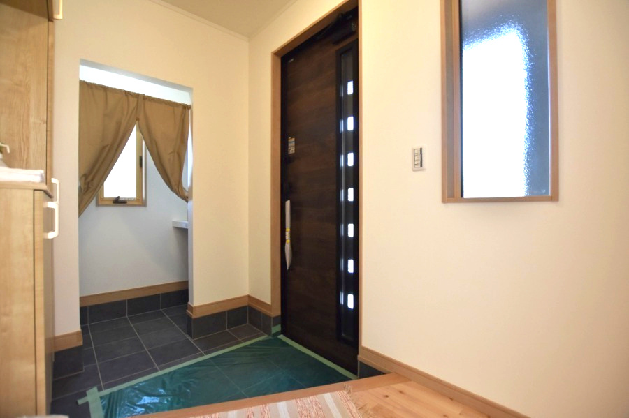 アクアタウン木戸　全３区画分譲の玄関|大容量のシューズ収納付きで玄関周りもすっきり！玄関ドアからの光が玄関ホールを明るくしてくれます。