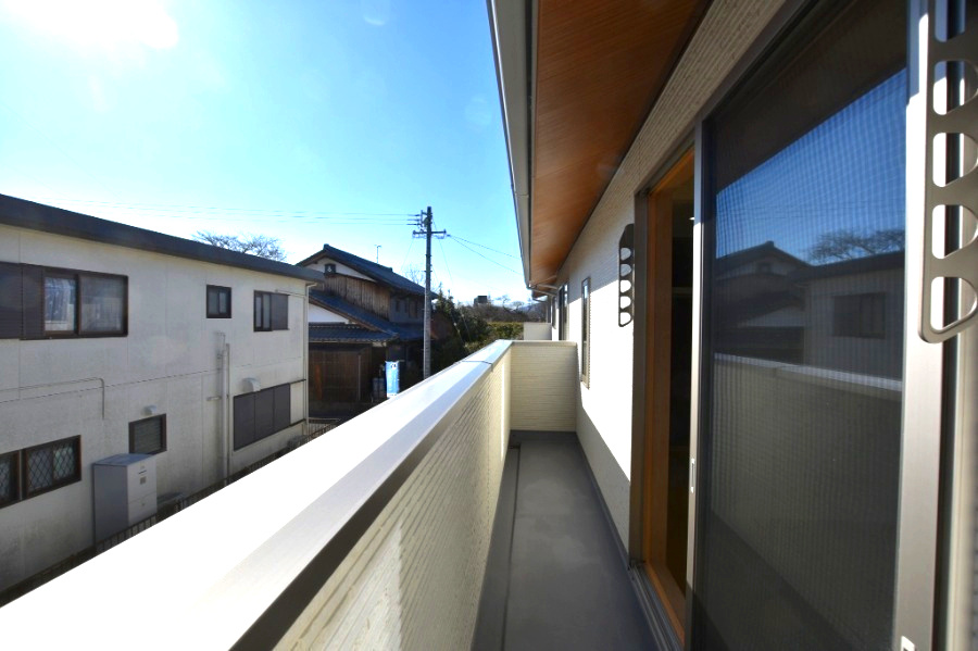 アクアタウン木戸　全３区画分譲のバルコニー|バルコニーは南向きで洗濯物もよく乾きます！強度と表面積硬度を持つFPRで防水しています。