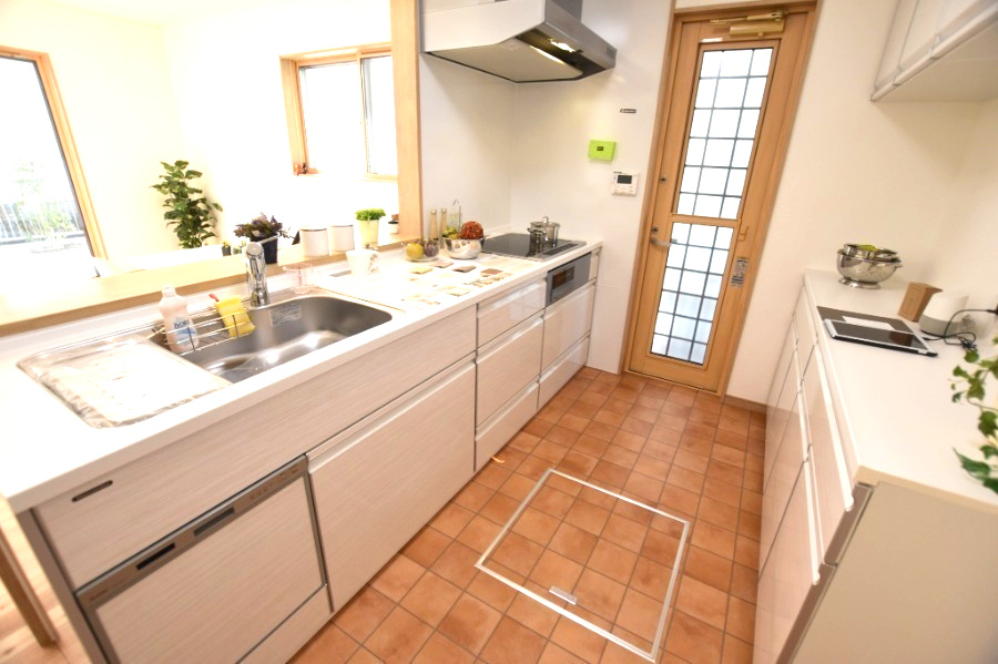 アクアタウン木戸　全３区画分譲のキッチン|機能的なシステムキッチンです。収納力に優れた大容量の引出しでキッチン回りがスッキリ片付きます。