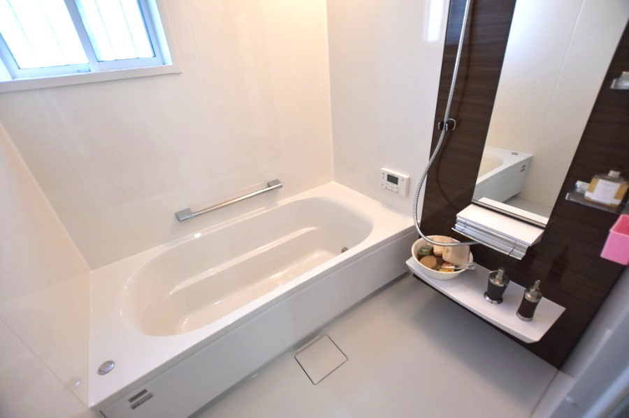 アクアタウン木戸　全３区画分譲の浴室|１坪タイプのバリアフリー設計でゆったりとくつろげる浴室・浴槽です。タイル床でカビの発生を抑制します。