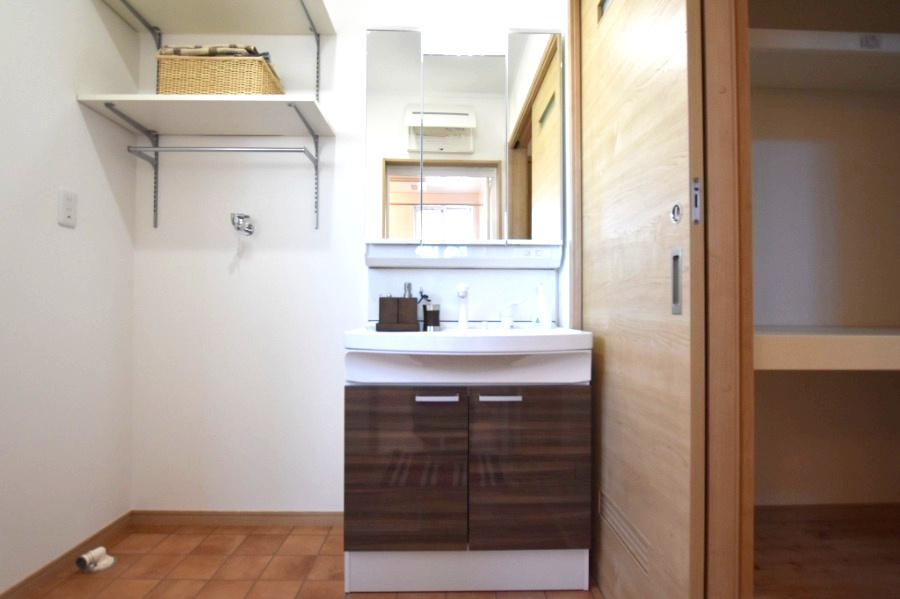 アクアタウン木戸　全３区画分譲の独立洗面台|洗面洗髪化粧台です。物件により三面鏡または一面鏡の場合があります。詳しくは担当者までお問合せ下さい。