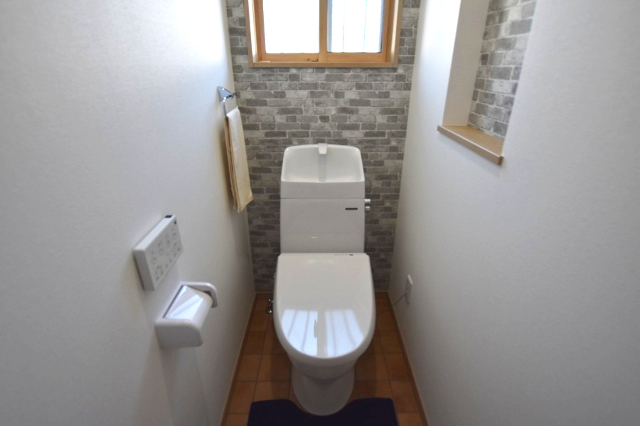 アクアタウン木戸　全３区画分譲のトイレ|節水省エネの暖房便座シャワートイレです。お掃除のしやすさを究めたフチなし形状でお手入れ楽々。