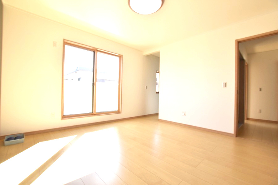 アクアタウン木戸　全３区画分譲の寝室|全居室にたっぷり収納できる大型収納を設置。窓ガラスは断熱性能や結露防止効果の高いペアガラスです。