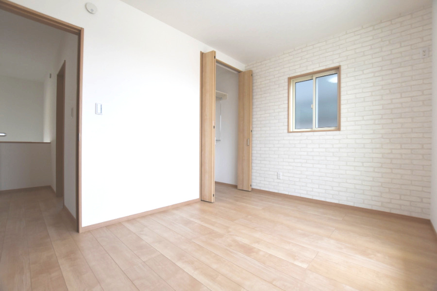 【商談中】戸建　安八郡安八町森部　全13区画分譲の洋室|全居室にたっぷり収納できる大型収納を設置。窓ガラスは断熱性能や結露防止効果の高いペアガラスです。