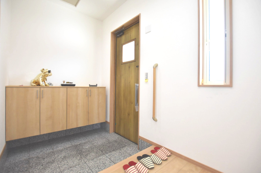 【商談中】戸建　安八郡安八町森部　全13区画分譲の玄関|大容量のシューズ収納付きで玄関周りもすっきり！玄関ドアからの光が玄関ホールを明るくしてくれます。