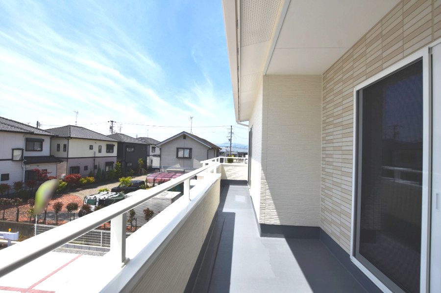 【商談中】戸建　安八郡安八町森部　全13区画分譲のバルコニー|バルコニーは南向きで洗濯物もよく乾きます！強度と表面積硬度を持つFPRで防水しています。