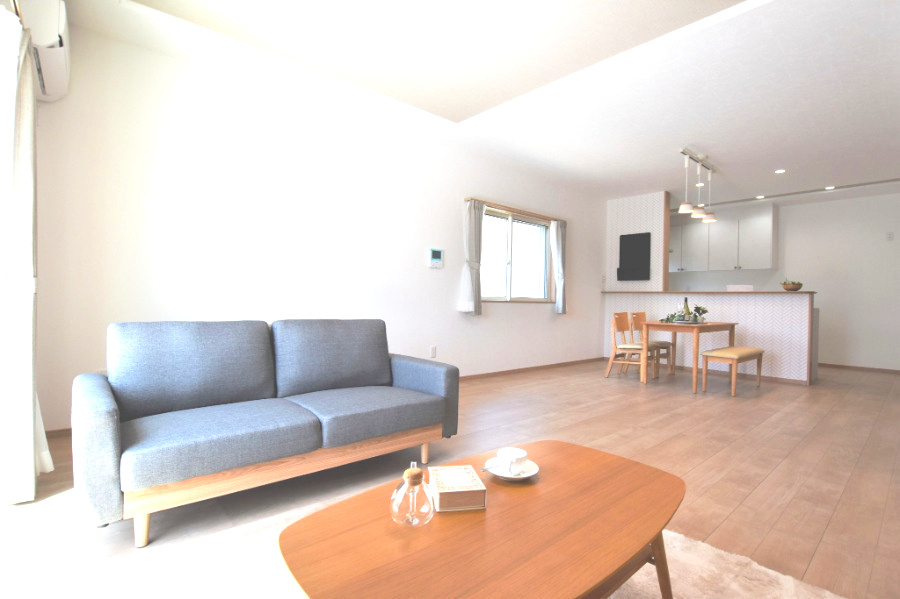 戸建　安八郡安八町森部　全13区画分譲の居間・リビング|南向きで日当たりもよく大きな窓がリビング全体に光と風を運びます。ご家族でゆとりある暮らしができます。