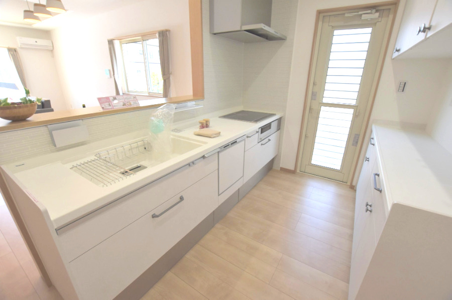 【商談中】戸建　安八郡安八町森部　全13区画分譲のキッチン|機能的なシステムキッチンです。収納力に優れた大容量の引出しでキッチン回りがスッキリ片付きます。