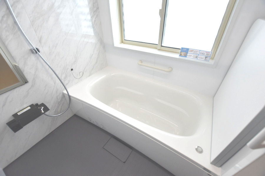 戸建　安八郡安八町森部　全13区画分譲の浴室|１坪タイプのバリアフリー設計でゆったりとくつろげる浴室・浴槽です。タイル床でカビの発生を抑制します。