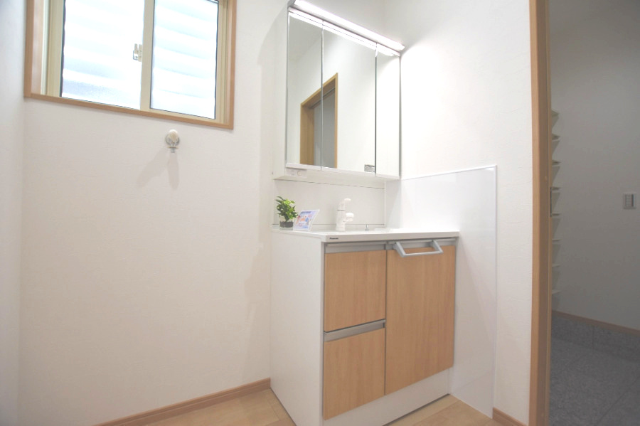 【商談中】戸建　安八郡安八町森部　全13区画分譲の独立洗面台|洗面洗髪化粧台です。物件により三面鏡または一面鏡の場合があります。詳しくは担当者までお問合せ下さい。