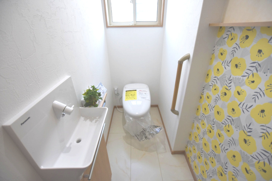 戸建　安八郡安八町森部　全13区画分譲のトイレ|節水省エネの暖房便座シャワートイレです。お掃除のしやすさを究めたフチなし形状でお手入れ楽々。