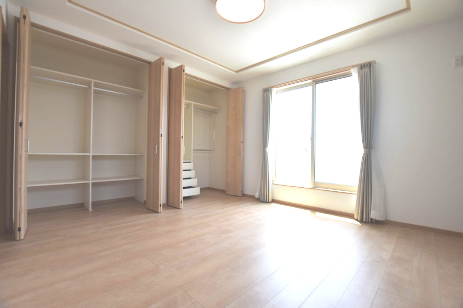 【商談中】戸建　安八郡安八町森部　全13区画分譲の寝室|全居室にたっぷり収納できる大型収納を設置。窓ガラスは断熱性能や結露防止効果の高いペアガラスです。