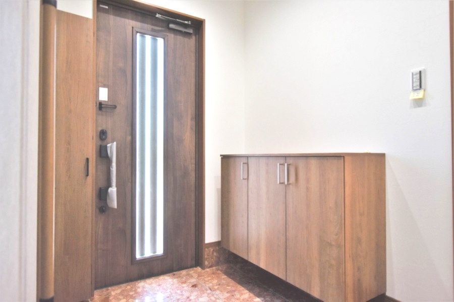 戸建　安八郡安八町森部　全13区画分譲の玄関|大容量のシューズ収納付きで玄関周りもすっきり！玄関ドアからの光が玄関ホールを明るくしてくれます。