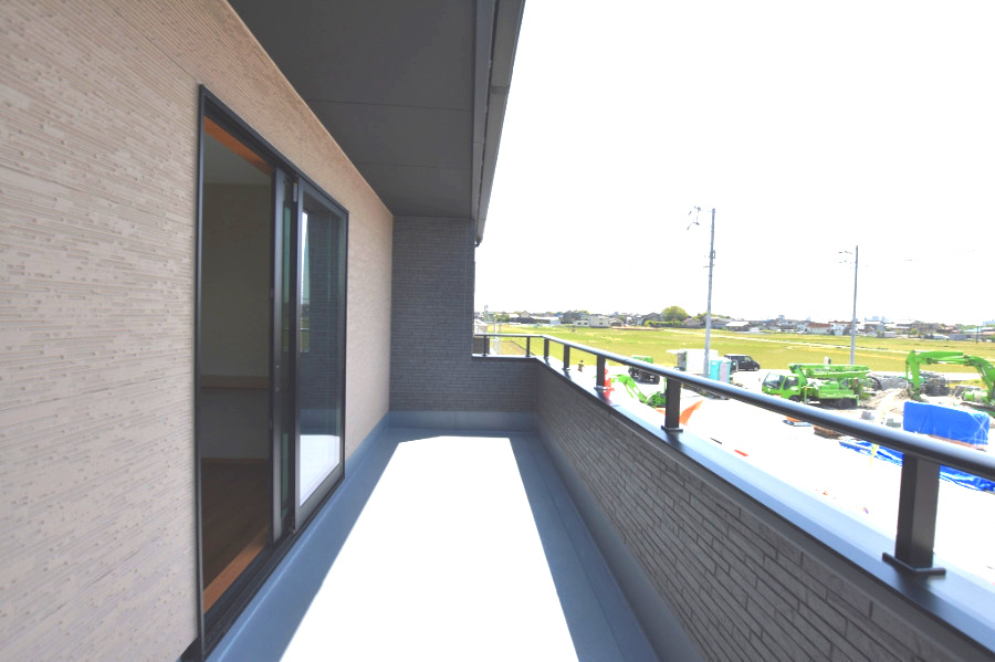 戸建　安八郡安八町森部　全13区画分譲のバルコニー|バルコニーは南向きで洗濯物もよく乾きます！強度と表面積硬度を持つFPRで防水しています。