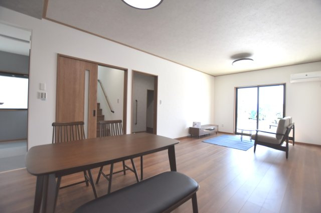 戸建　安八郡安八町森部　全13区画分譲の居間・リビング|南向きで日当たりもよく大きな窓がリビング全体に光と風を運びます。ご家族でゆとりある暮らしができます。