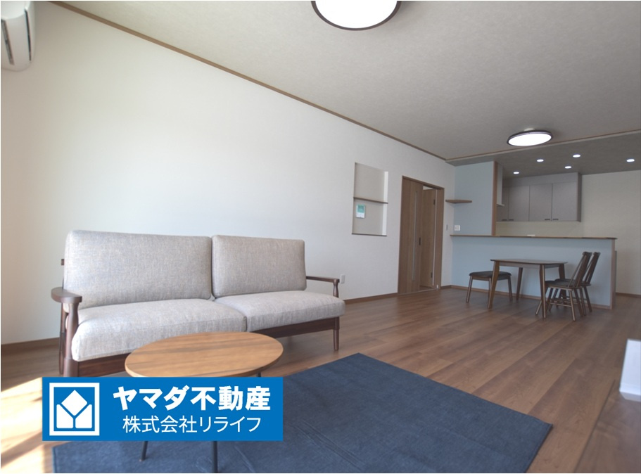 戸建　安八郡安八町森部　全13区画分譲の居間・リビング|南向きで日当たりもよく大きな窓がリビング全体に光と風を運びます。ご家族でゆとりある暮らしができます。