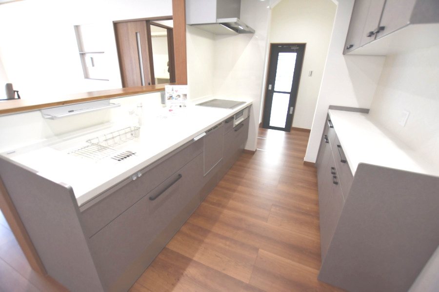 戸建　安八郡安八町森部　全13区画分譲のキッチン|機能的なシステムキッチンです。収納力に優れた大容量の引出しでキッチン回りがスッキリ片付きます。