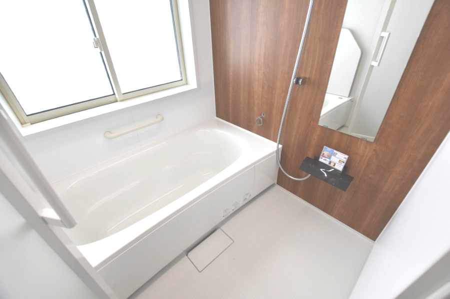 戸建　安八郡安八町森部　全13区画分譲の浴室|１坪タイプのバリアフリー設計でゆったりとくつろげる浴室・浴槽です。タイル床でカビの発生を抑制します。