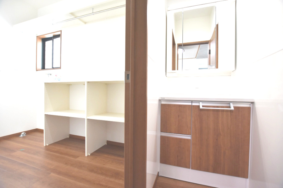 戸建　安八郡安八町森部　全13区画分譲の洗面所|洗面洗髪化粧台です。物件により三面鏡または一面鏡の場合があります。詳しくは担当者までお問合せ下さい。