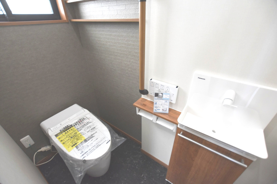 戸建　安八郡安八町森部　全13区画分譲のトイレ|節水省エネの暖房便座シャワートイレです。お掃除のしやすさを究めたフチなし形状でお手入れ楽々。