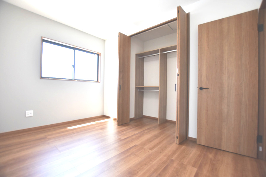 戸建　安八郡安八町森部　全13区画分譲の寝室|全居室にたっぷり収納できる大型収納を設置。窓ガラスは断熱性能や結露防止効果の高いペアガラスです。