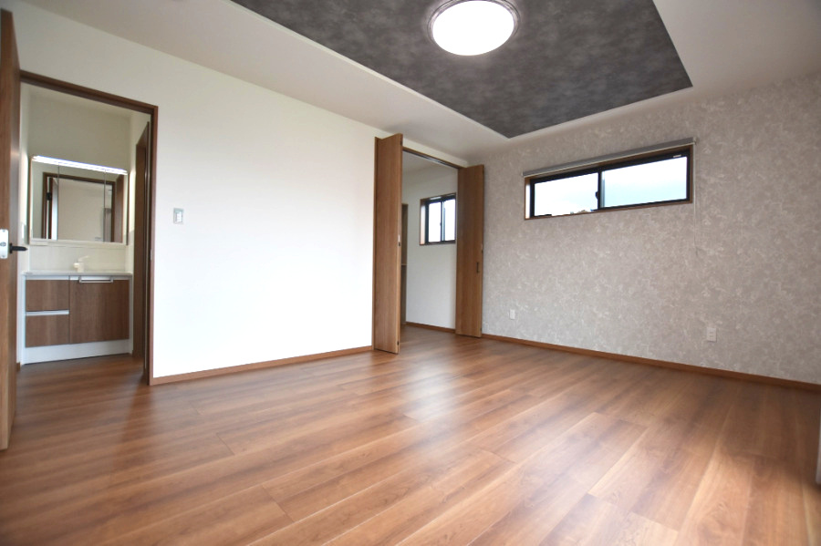 戸建　揖斐郡池田町八幡　全４区画分譲の洋室|全居室にたっぷり収納できる大型収納を設置。窓ガラスは断熱性能や結露防止効果の高いペアガラスです。