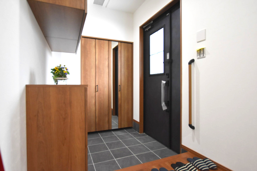 戸建　揖斐郡池田町八幡　全４区画分譲の玄関|大容量のシューズ収納付きで玄関周りもすっきり！玄関ドアからの光が玄関ホールを明るくしてくれます。