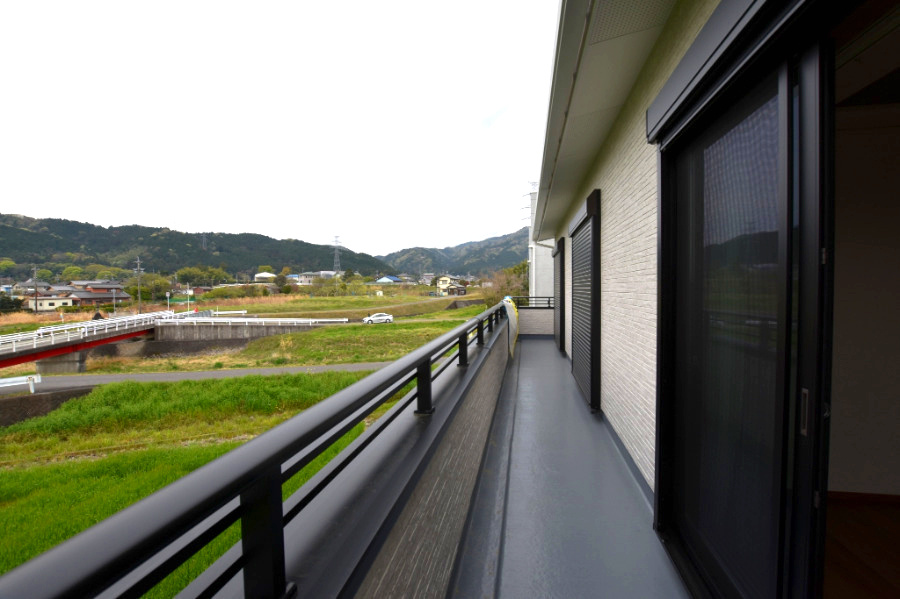 戸建　揖斐郡池田町八幡　全４区画分譲のバルコニー|バルコニーは南向きで洗濯物もよく乾きます！強度と表面積硬度を持つFPRで防水しています。