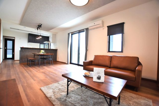 戸建　揖斐郡池田町八幡　全４区画分譲の居間・リビング|南向きで日当たりもよく大きな窓がリビング全体に光と風を運びます。ご家族でゆとりある暮らしができます。