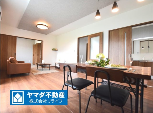 戸建　揖斐郡池田町八幡　全４区画分譲の居間・リビング|南向きで日当たりもよく大きな窓がリビング全体に光と風を運びます。ご家族でゆとりある暮らしができます。