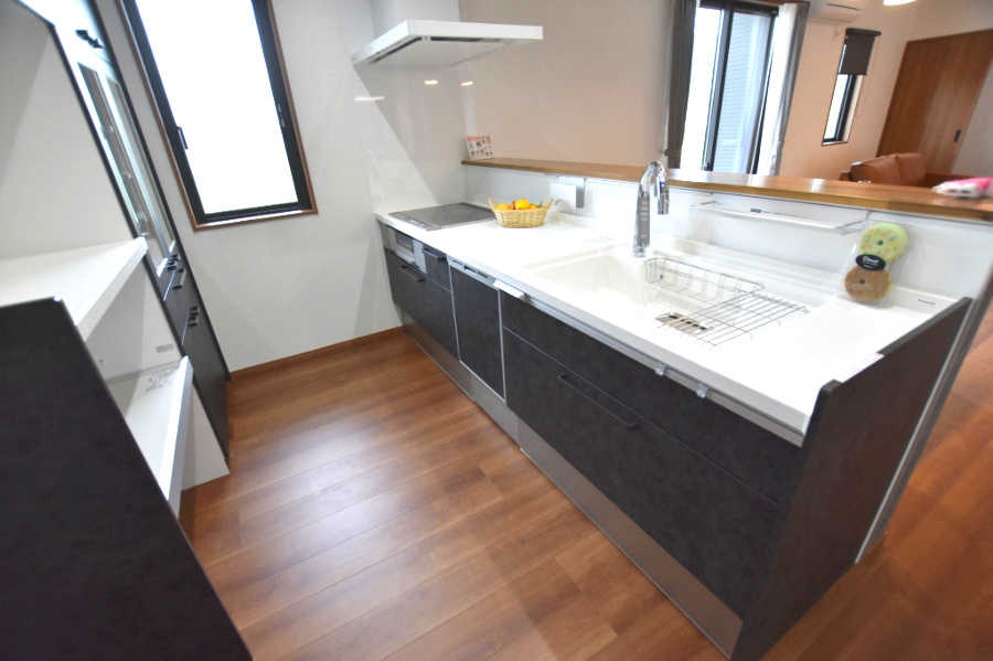 戸建　揖斐郡池田町八幡　全４区画分譲のキッチン|機能的なシステムキッチンです。収納力に優れた大容量の引出しでキッチン回りがスッキリ片付きます。